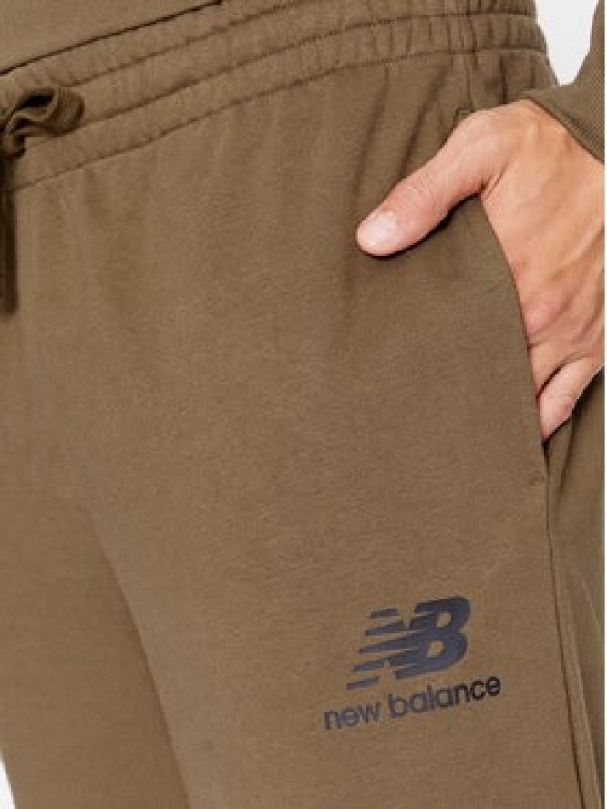 New Balance Spodnie dresowe Essentials Stacked Logo French Terry Sweatpant MP31539 Brązowy Regular Fit