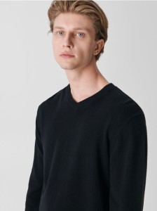 Sweter z dekoltem w serek - czarny