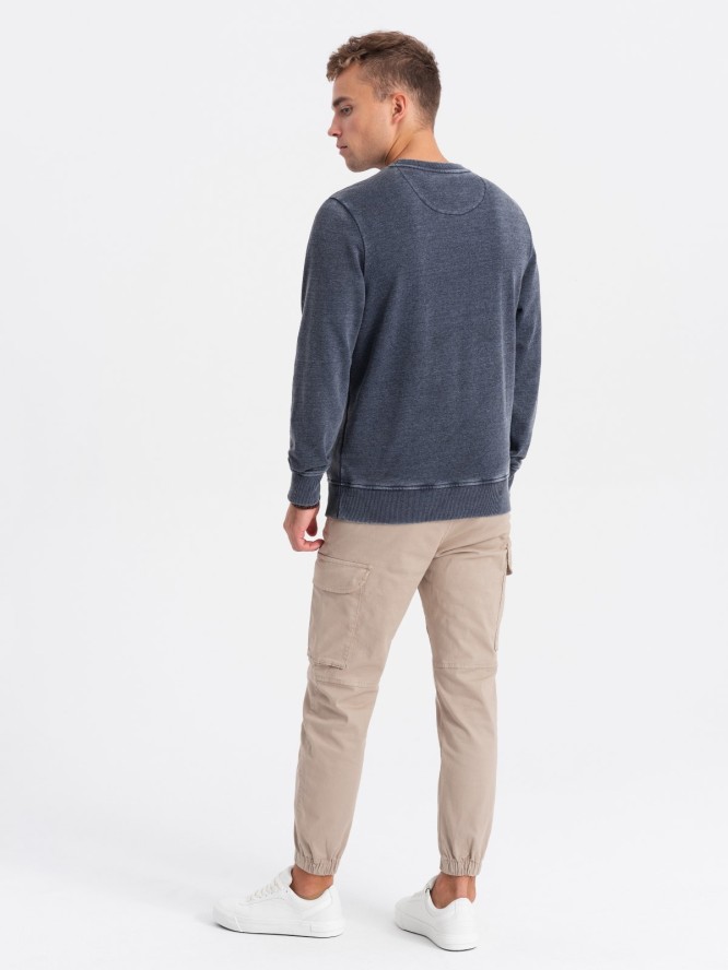 Washowana bluza męska z ozdobnym przeszyciem przy dekolcie - granatowa V4 OM-SSDS-0131 - XXL