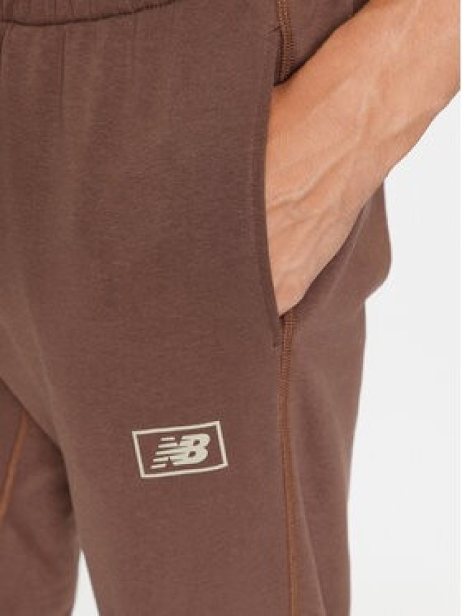 New Balance Spodnie dresowe NB Essentials Sweatpant MP33509 Brązowy Regular Fit