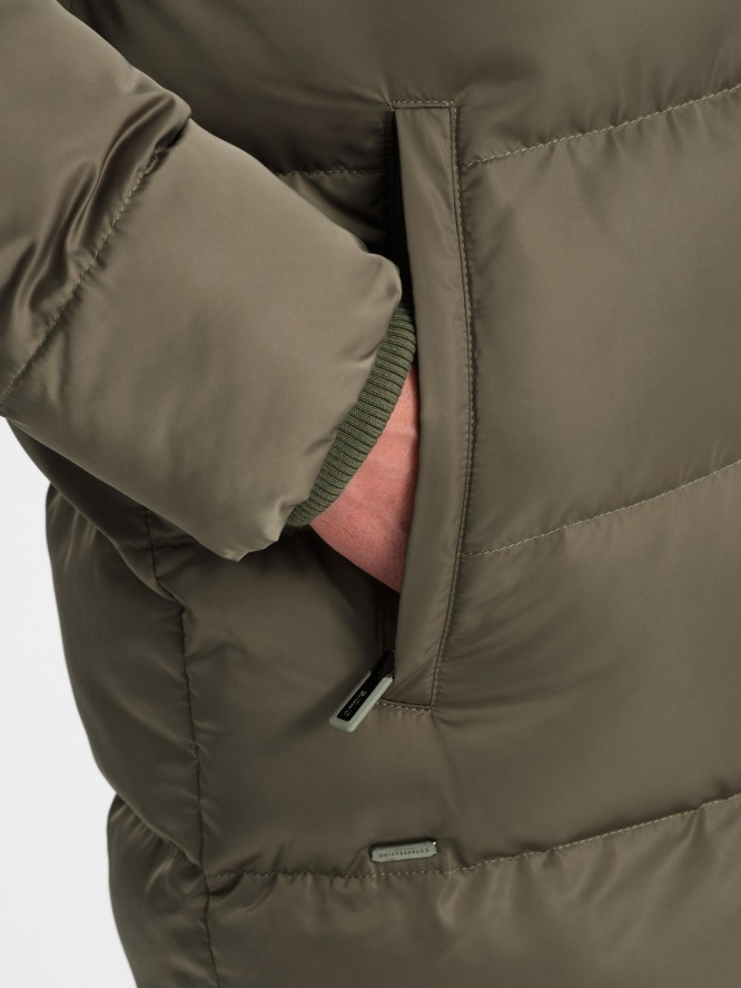 Długa zimowa kurtka męska pikowana o satynowym wykończeniu - khaki V1 OM-JALJ-0147 - XXL