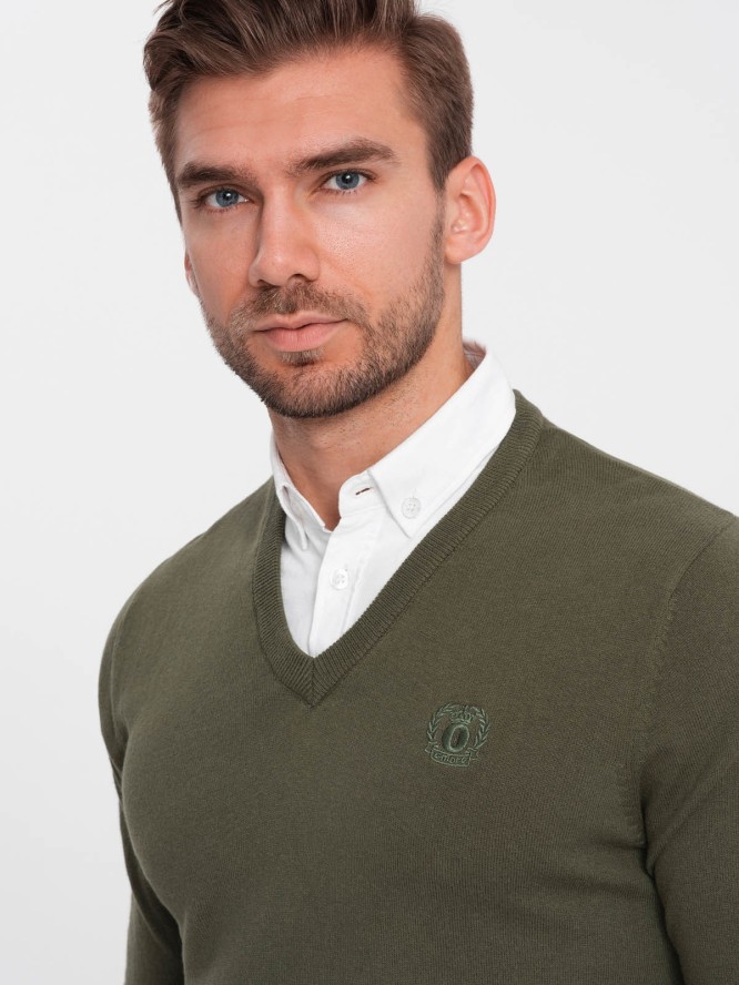 Sweter męski z dekoltem "w serek" z koszulowym kołnierzykiem - ciemnooliwkowy V5 OM-SWSW-0102 - XXL