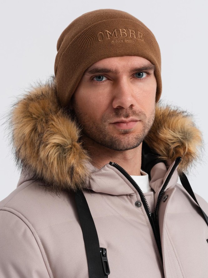 Czapka dzianinowa męska beanie z haftowanym napisem – brązowa V4 OM-ACWH-0120 - uniwersalny