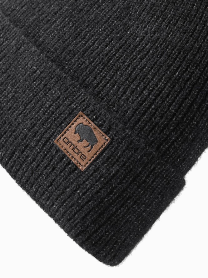 Dzianinowa męska czapka beanie z naszywką – czarny melanż V1 OM-ACWH-0123 - uniwersalny