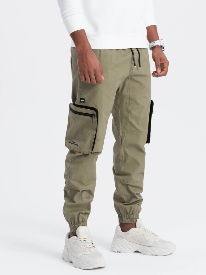 Męskie spodnie JOGGERY z zapinanymi kieszeniami cargo - jasnooliwkowe V1 OM-PAJO-0135 - XXL