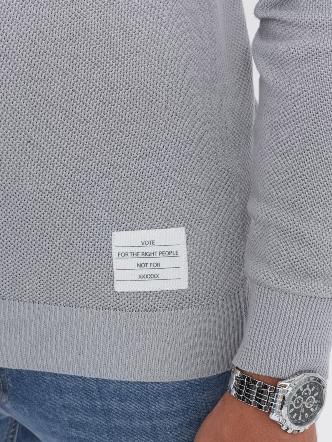 Sweter męski z teksturą i półokrągłym dekoltem - jasnoszary V5 OM-SWSW-0104 - XXL