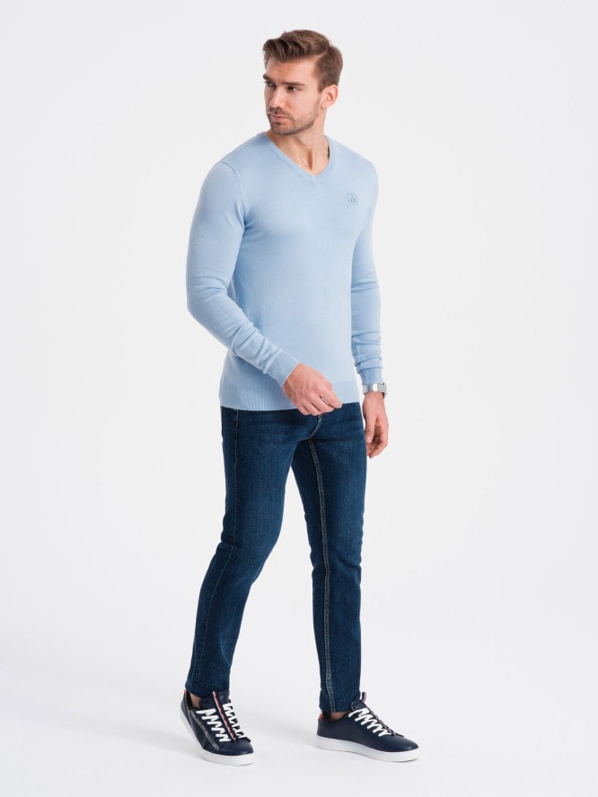 Elegancki męski sweter V-neck BASIC z wiskozą –jasnoniebieski V10 OM-SWBS-0107 - XXL