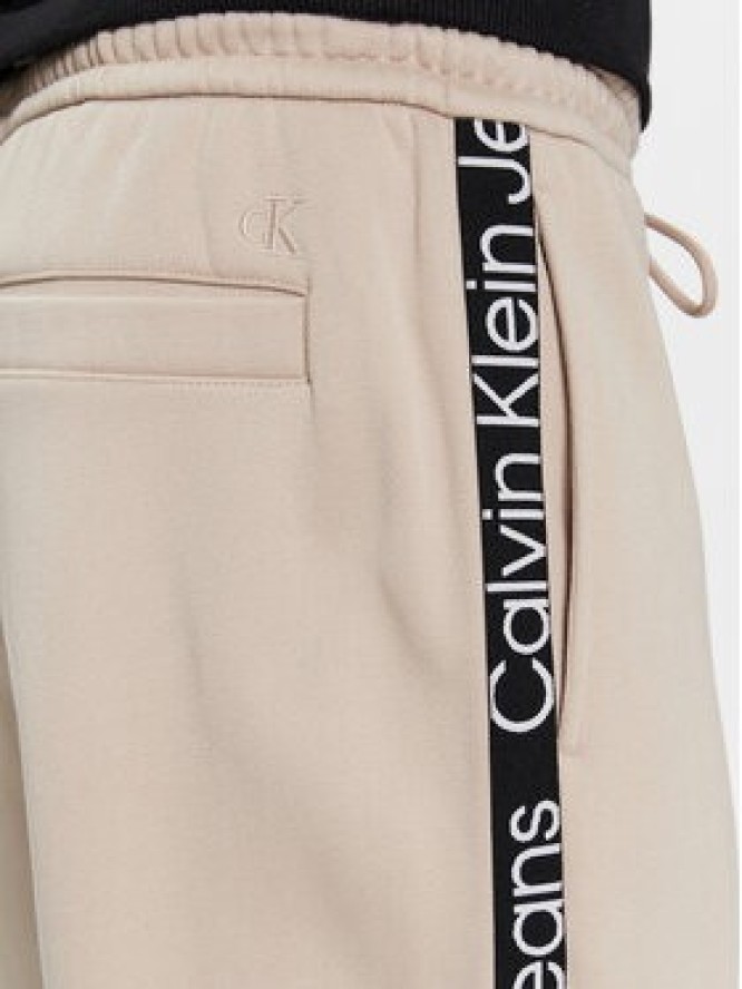 Calvin Klein Jeans Spodnie dresowe Logo Tape J30J324376 Beżowy Relaxed Fit