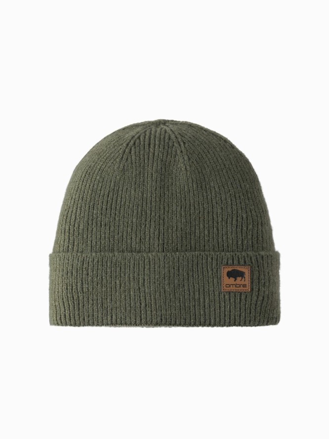 Dzianinowa czapka męska beanie z naszywką – oliwkowa V4 OM-ACWH-0123 - uniwersalny