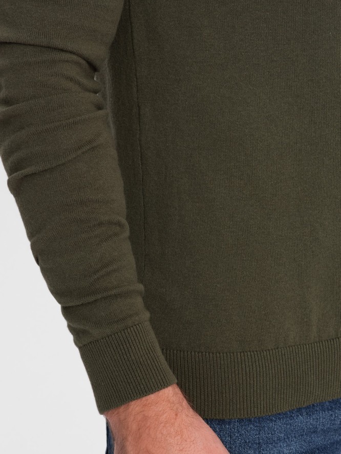 Sweter męski z dekoltem "w serek" z koszulowym kołnierzykiem - ciemnooliwkowy V5 OM-SWSW-0102 - XXL