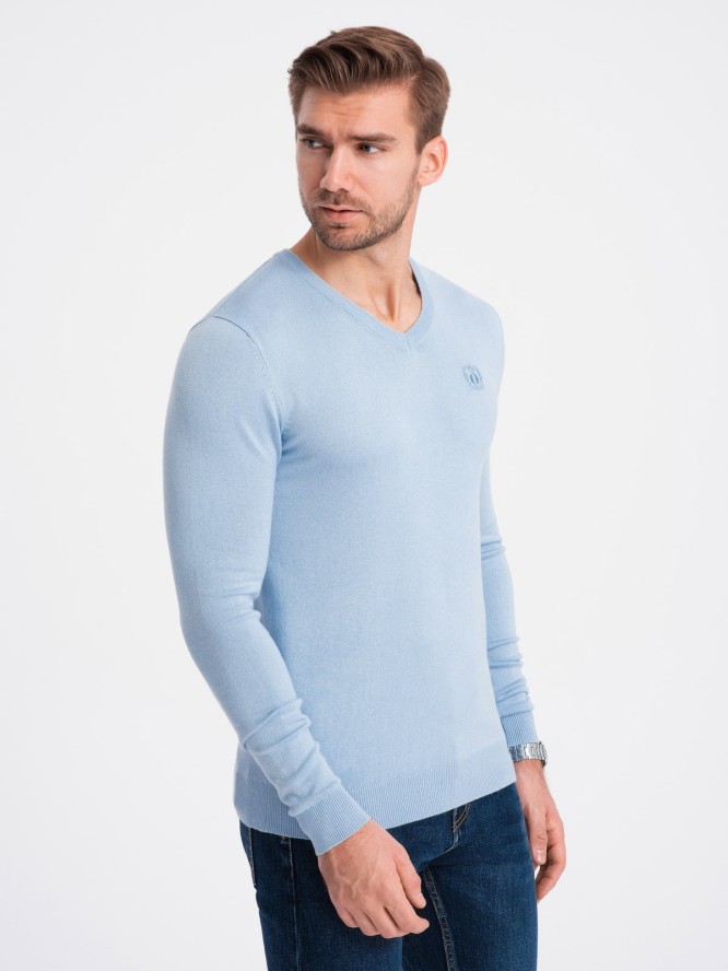 Elegancki męski sweter V-neck BASIC z wiskozą –jasnoniebieski V10 OM-SWBS-0107 - XXL