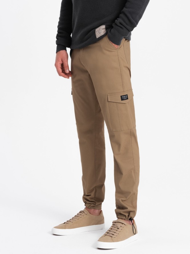Spodnie męskie z kieszeniami cargo i ściągaczem na dole nogawki - ciepło-brązowe V2 OM-PACG-0189 - XXL