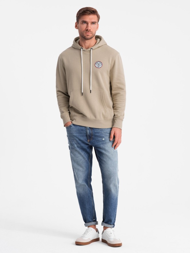 Bluza męska dresowa kangurka z kapturem i naszywką w stylu college – piaskowa V3 OM-SSNZ-0144 - XXL