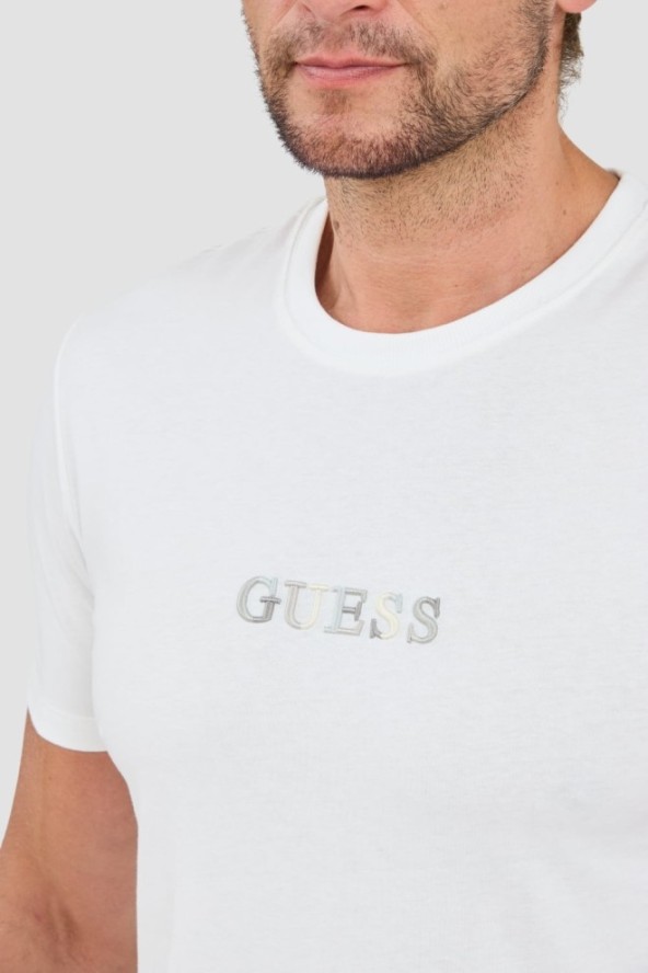 GUESS Biały t-shirt z haftowanym logo