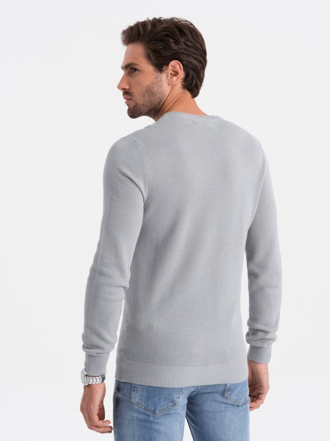 Sweter męski z teksturą i półokrągłym dekoltem - jasnoszary V5 OM-SWSW-0104 - XXL
