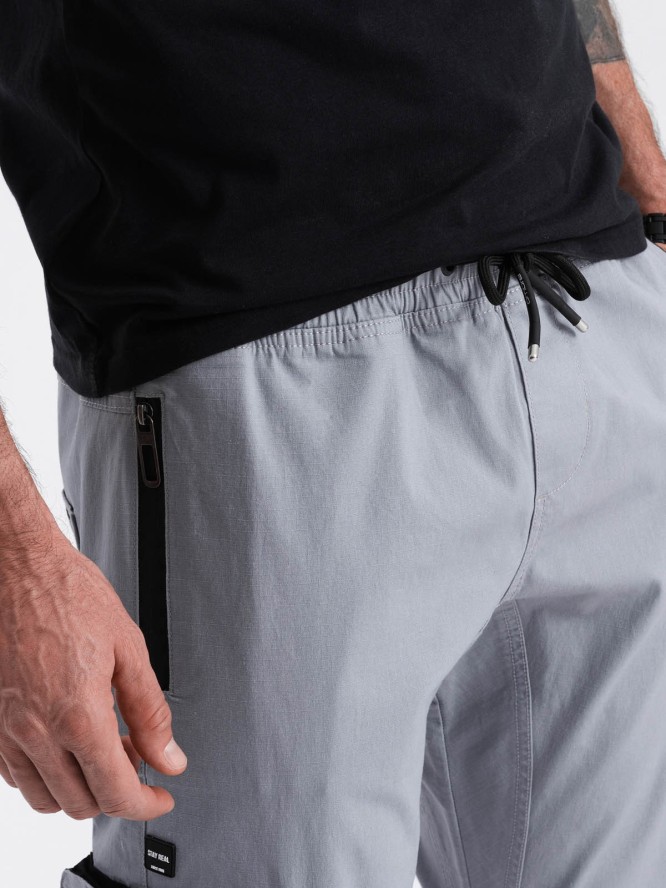 Spodnie męskie JOGGERY z odstającymi i zapinanymi kieszeniami cargo - jasnoszare V8 OM-PAJO-0135 - XXL