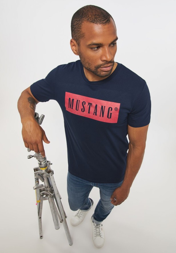 MUSTANG STYLE ALEX C LOGO TEE MĘSKI T-SHIRT KOSZULKA NADRUK LOGO BLUE NIGHTS 1013223 4085