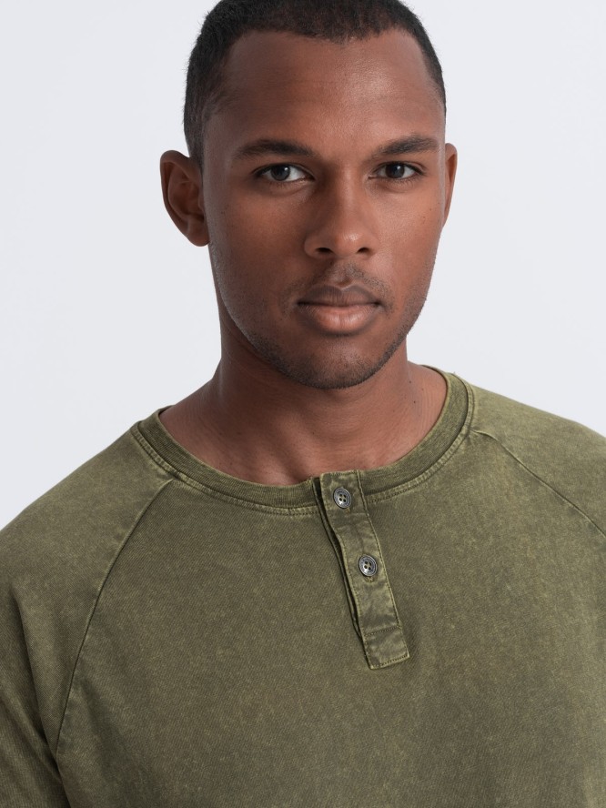 T-shirt męski z dekoltem henley - ciemnooliwkowy V4 S1757 - L