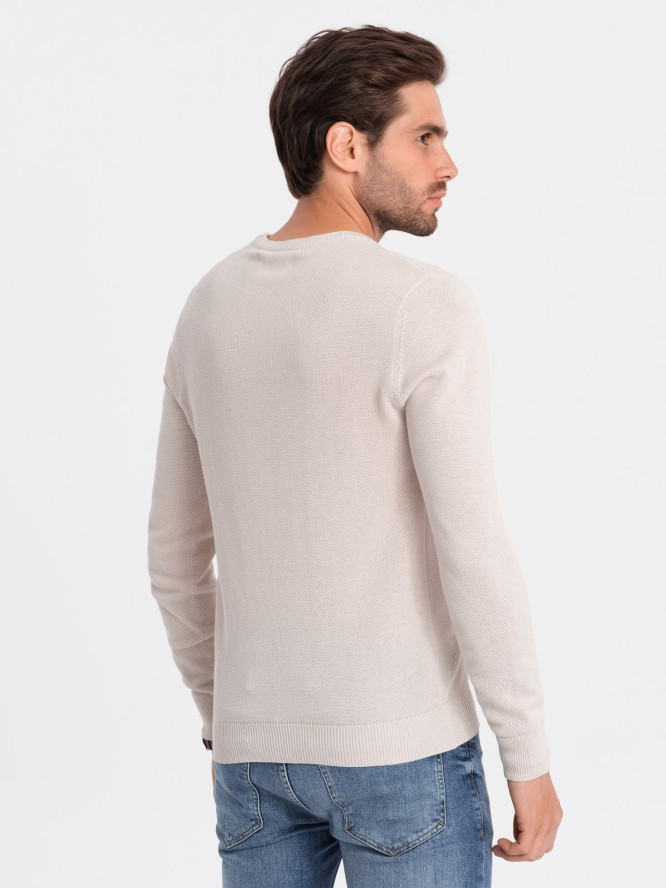 Sweter męski z teksturą i półokrągłym dekoltem - beżowy V6 OM-SWSW-0104 - XXL