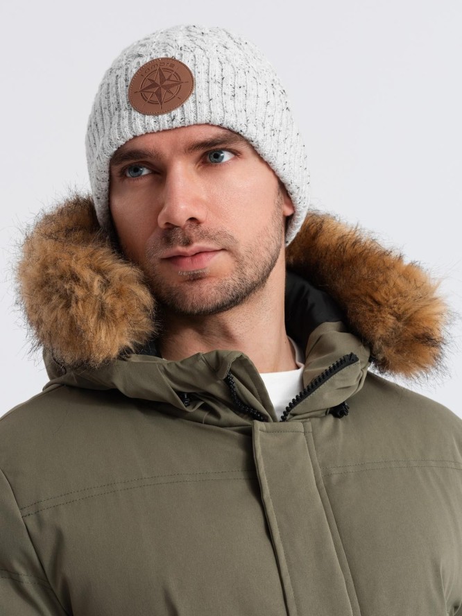 Czapka beanie męska z okrągłą tłoczoną naszywką – złamana biel V3 OM-ACWH-0121 - uniwersalny