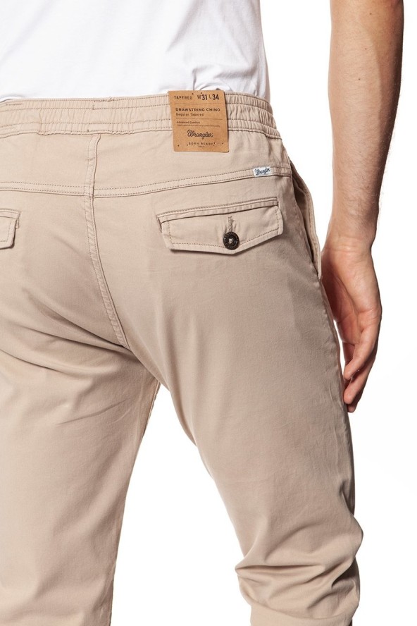 WRANGLER SPODNIE MĘSKIE DRAWSTRING CHINO CAMEL WASHED W16DP749J $