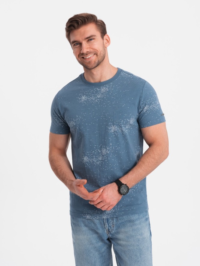 Męski t-shirt fullprint z rozrzuconymi literami - niebieski denim V3 OM-TSFP-0179 - XXL