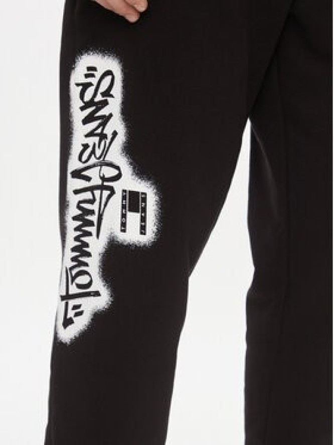 Tommy Jeans Spodnie dresowe Tjm Reg Tommy Spray Sweatpant DM0DM18376 Czarny Regular Fit
