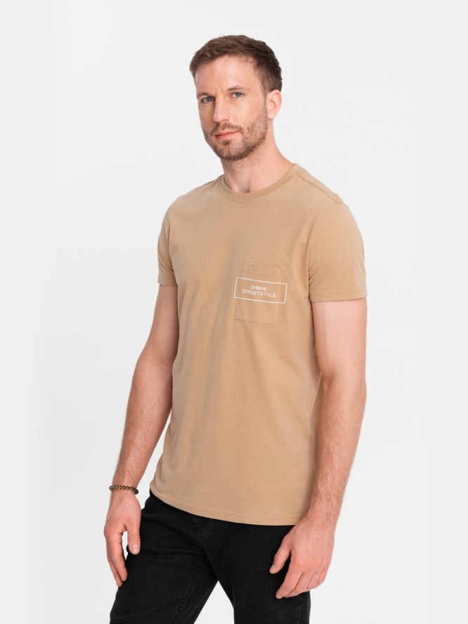 Męski bawełniany t-shirt z nadrukiem na kieszonce Ombre Streetstyle – piaskowy V6 OM-TSCT-0108 - XXL