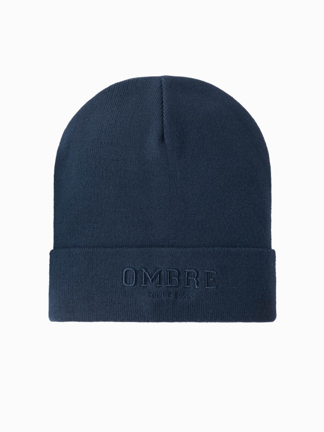 Męska czapka dzianinowa beanie z haftowanym napisem – granatowa V3 OM-ACWH-0120 - uniwersalny