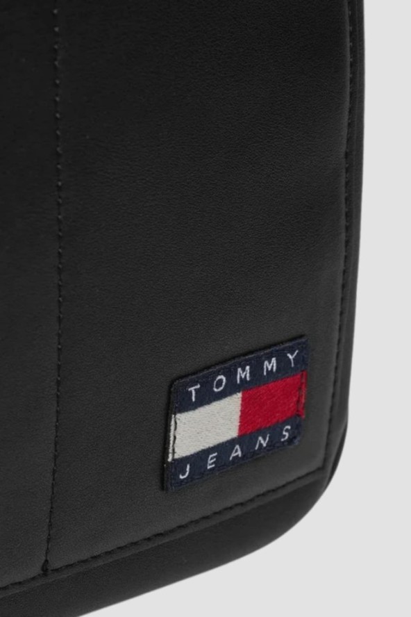 TOMMY JEANS Czarna saszetka z dużym zamkiem