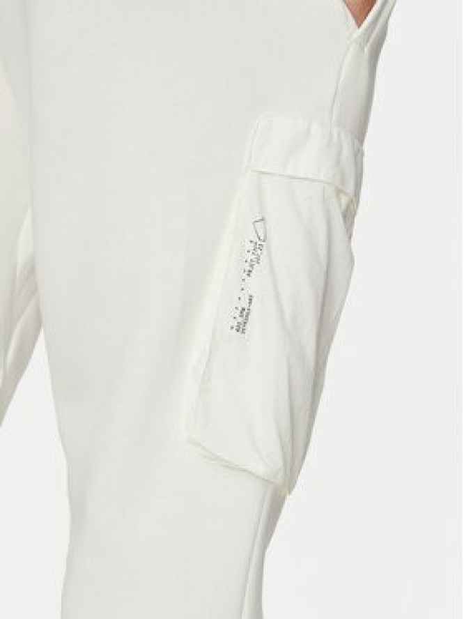 adidas Spodnie dresowe City Escape IY1487 Biały Regular Fit