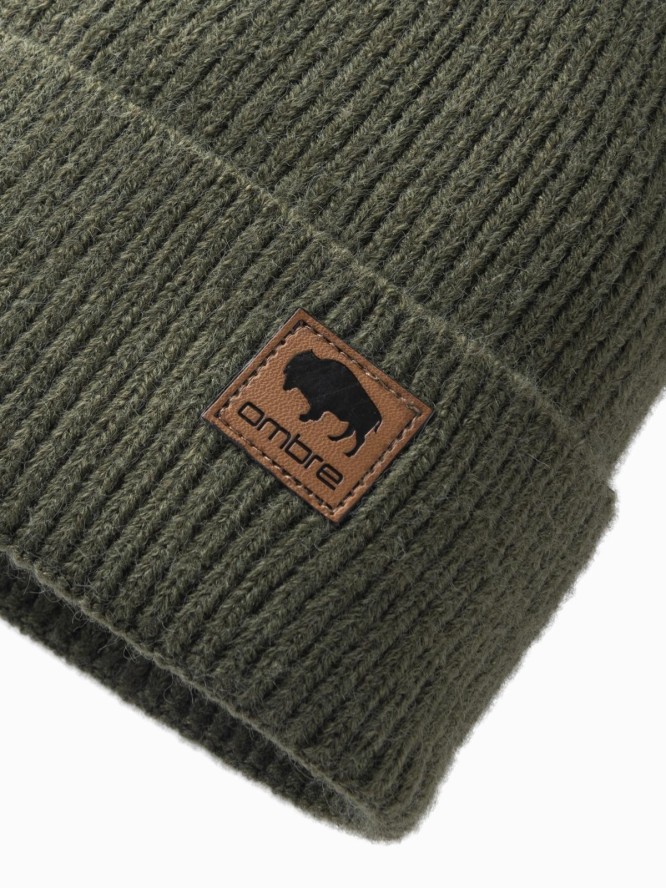 Dzianinowa czapka męska beanie z naszywką – oliwkowa V4 OM-ACWH-0123 - uniwersalny