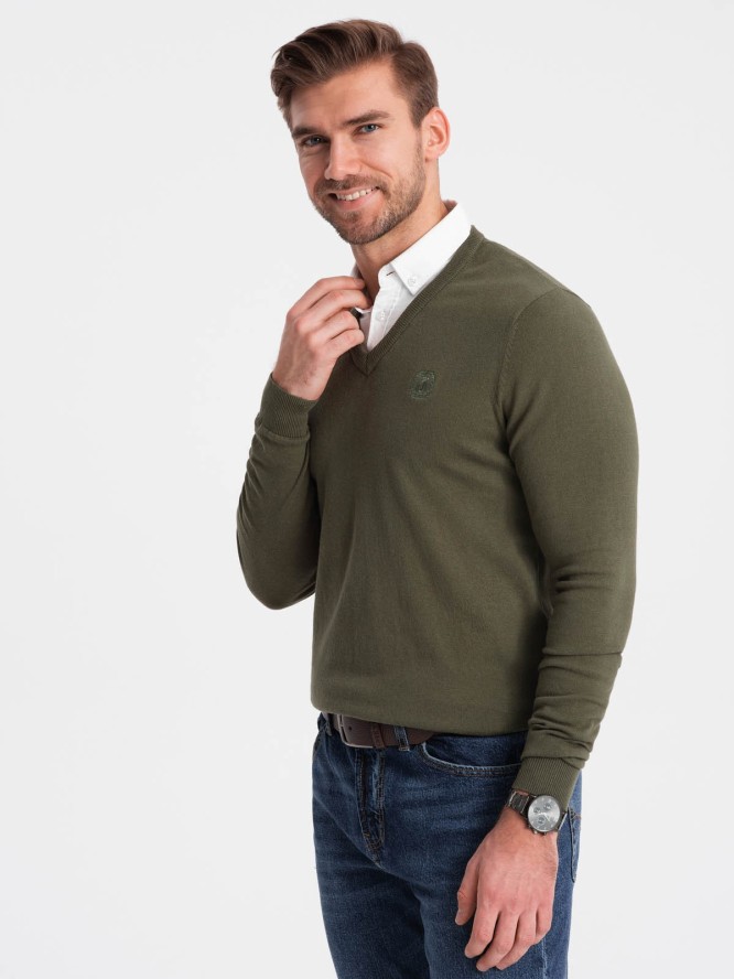 Sweter męski z dekoltem "w serek" z koszulowym kołnierzykiem - ciemnooliwkowy V5 OM-SWSW-0102 - XXL