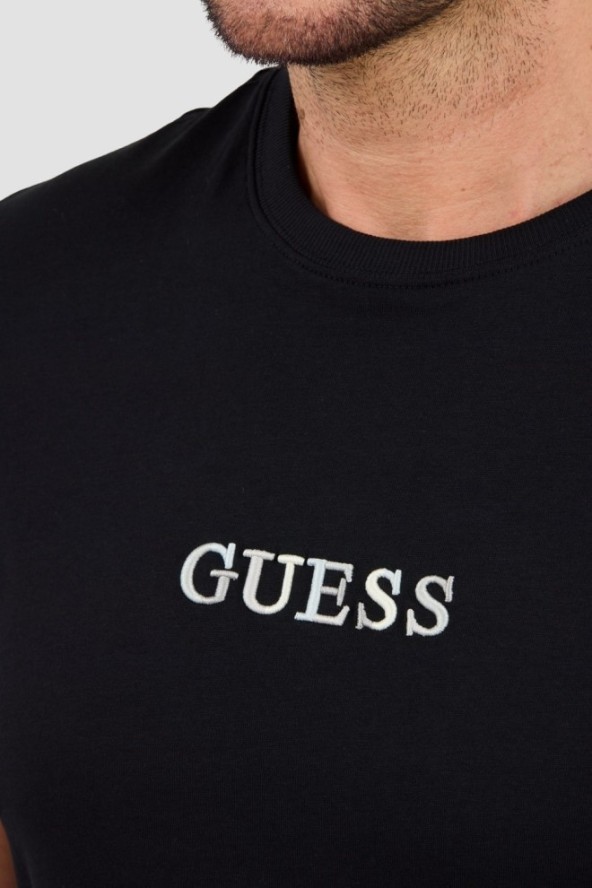 GUESS Czarny t-shirt z haftowanym logo