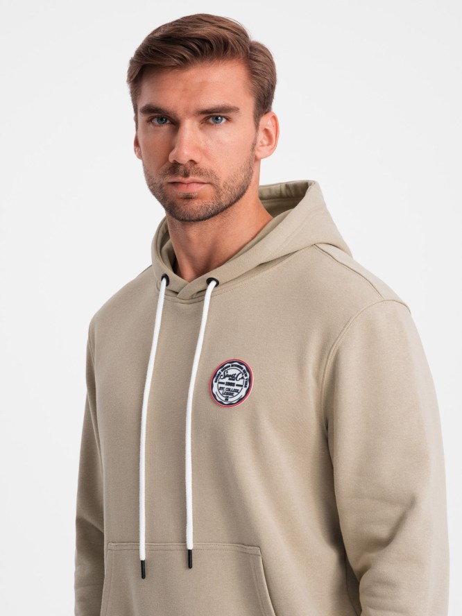 Bluza męska dresowa kangurka z kapturem i naszywką w stylu college – piaskowa V3 OM-SSNZ-0144 - XXL
