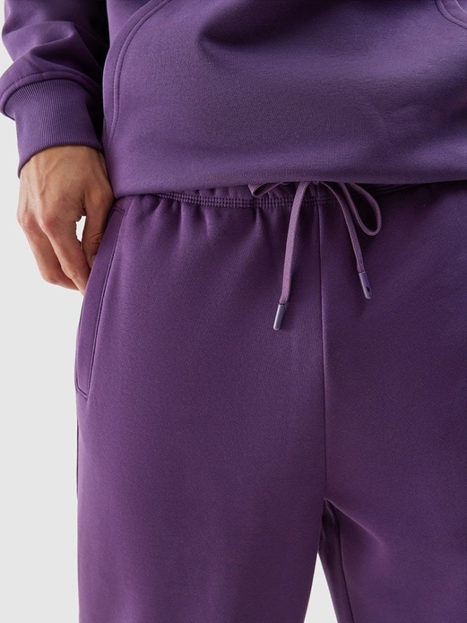 4F Spodnie dresowe w kolorze fioletowym rozmiar: L