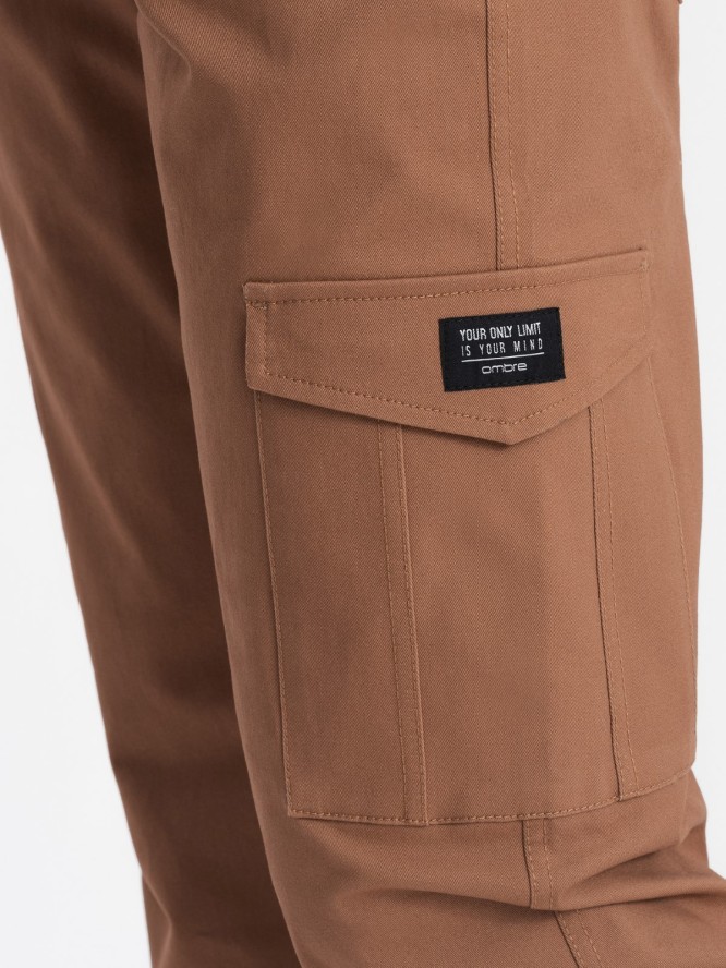 Spodnie męskie z kieszeniami cargo i ściągaczem na dole nogawki - jasnobrązowe V3 OM-PACG-0189 - XXL