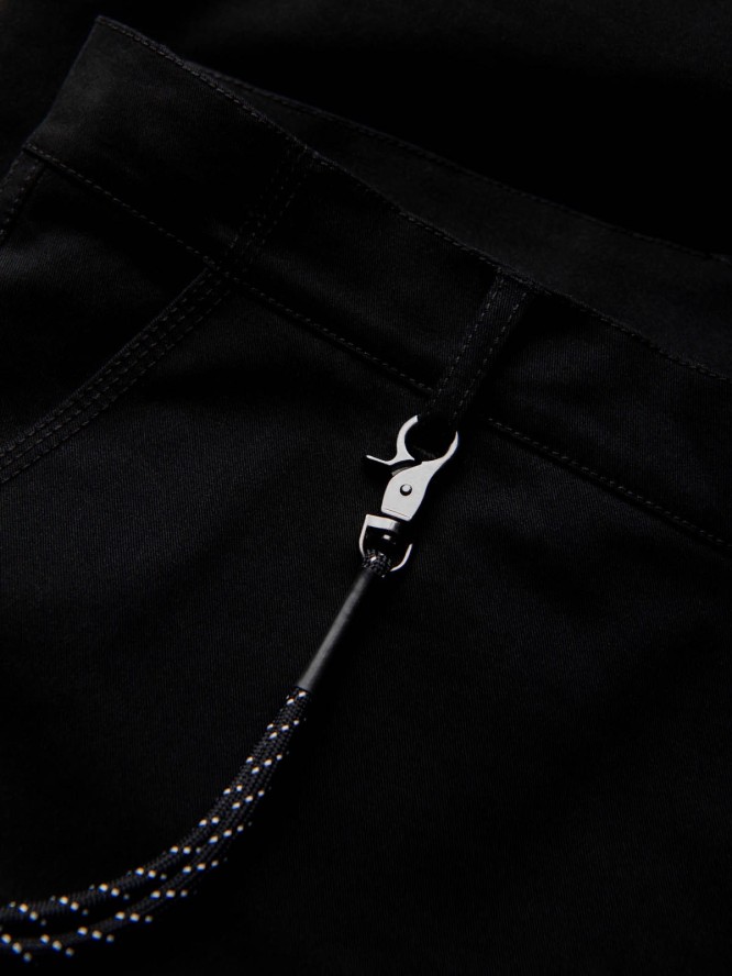 Spodnie męskie z kieszeniami cargo i ściągaczem na dole nogawki - czarne V5 OM-PACG-0189 - XXL