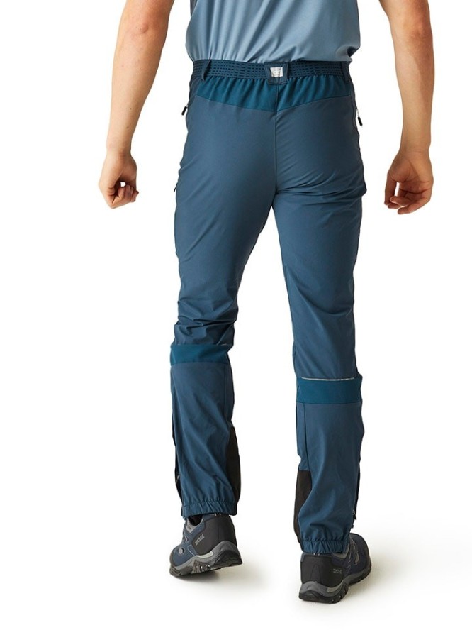 Regatta Spodnie funkcyjne "Mountain III" w kolorze niebieskim rozmiar: 50