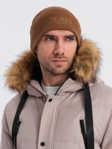 Czapka dzianinowa męska beanie z haftowanym napisem – brązowa V4 OM-ACWH-0120 - uniwersalny