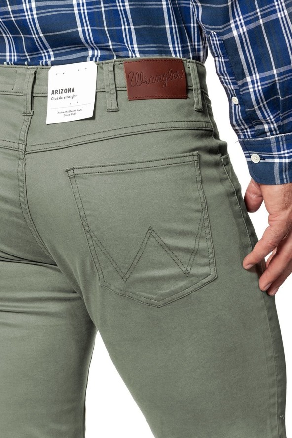 WRANGLER SPODNIE MĘSKIE ARIZONA DUSTY GREEN W12ORW457