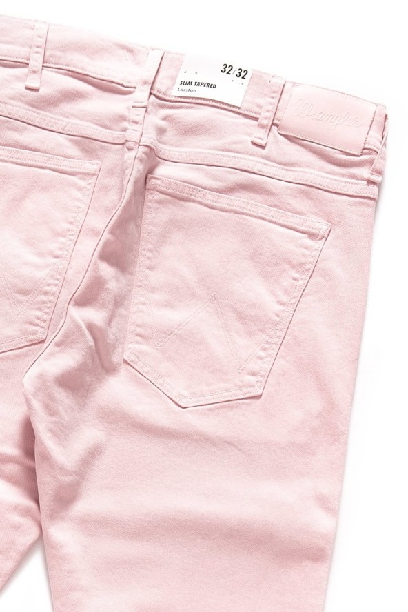 WRANGLER SPODNIE MĘSKIE LARSTON CHALK PINK W18SSH26C