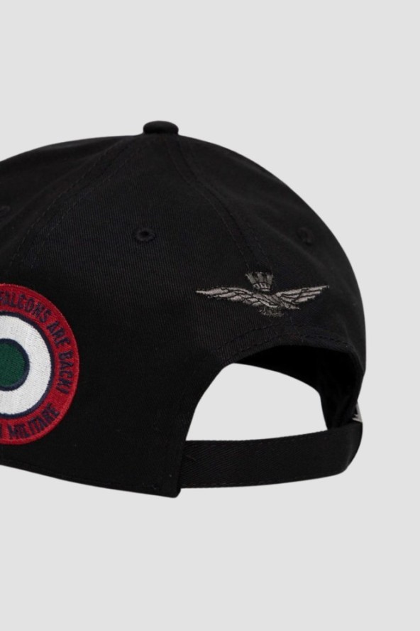 AERONAUTICA MILITARE Czarna czapka z daszkiem Cap With Tricolor Details