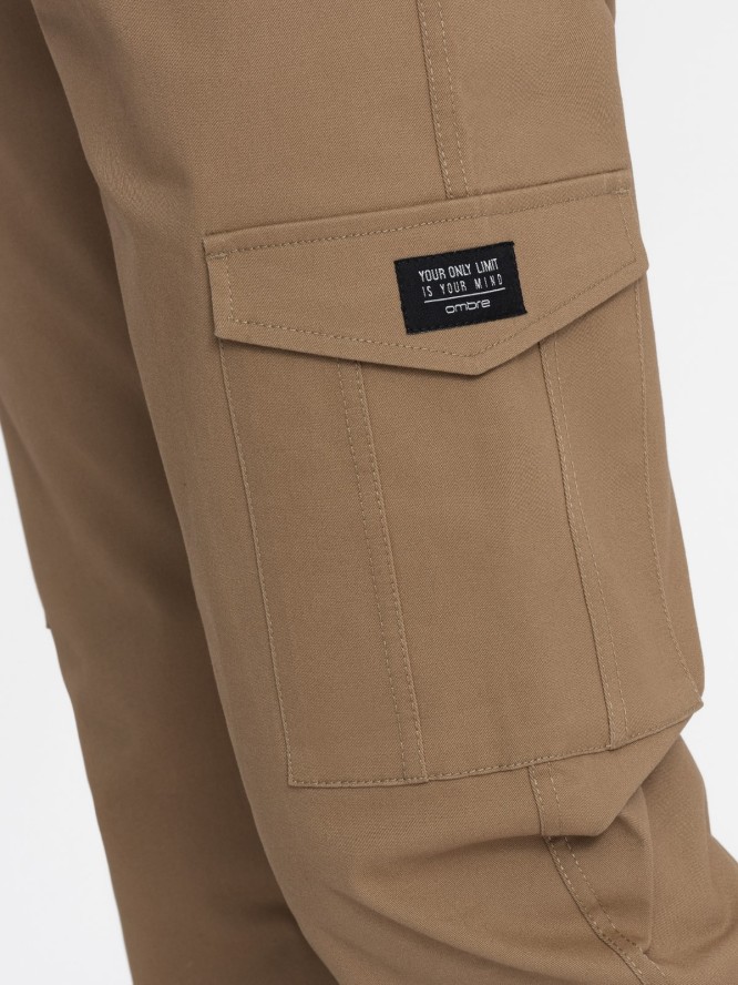 Spodnie męskie z kieszeniami cargo i ściągaczem na dole nogawki - ciepło-brązowe V2 OM-PACG-0189 - XXL