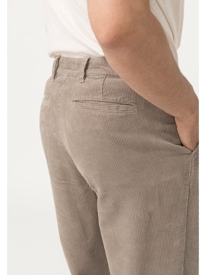 Hessnatur Spodnie sztruksowe w kolorze beżowym rozmiar: 54