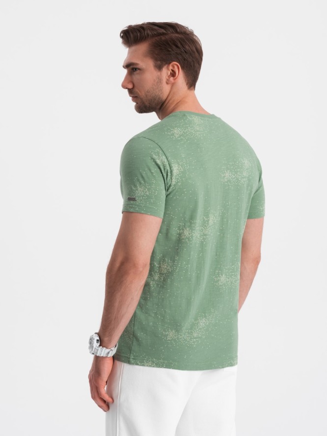 T-shirt męski fullprint z rozrzuconymi literami - zielony V5 OM-TSFP-0179 - XXL