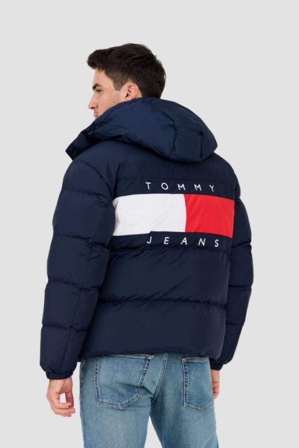 TOMMY JEANS Granatowa puchowa kurtka z dużym logo Alaska