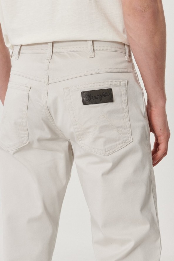 WRANGLER TEXAS MĘSKIE SPODNIE JEANSOWE SLIM VAPOUR GREY W12SWAB26