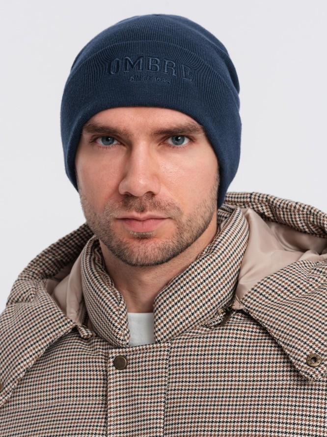 Męska czapka dzianinowa beanie z haftowanym napisem – granatowa V3 OM-ACWH-0120 - uniwersalny