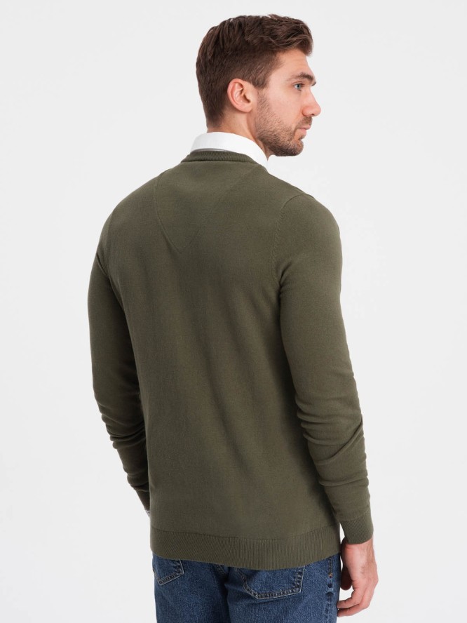Sweter męski z dekoltem "w serek" z koszulowym kołnierzykiem - ciemnooliwkowy V5 OM-SWSW-0102 - XXL